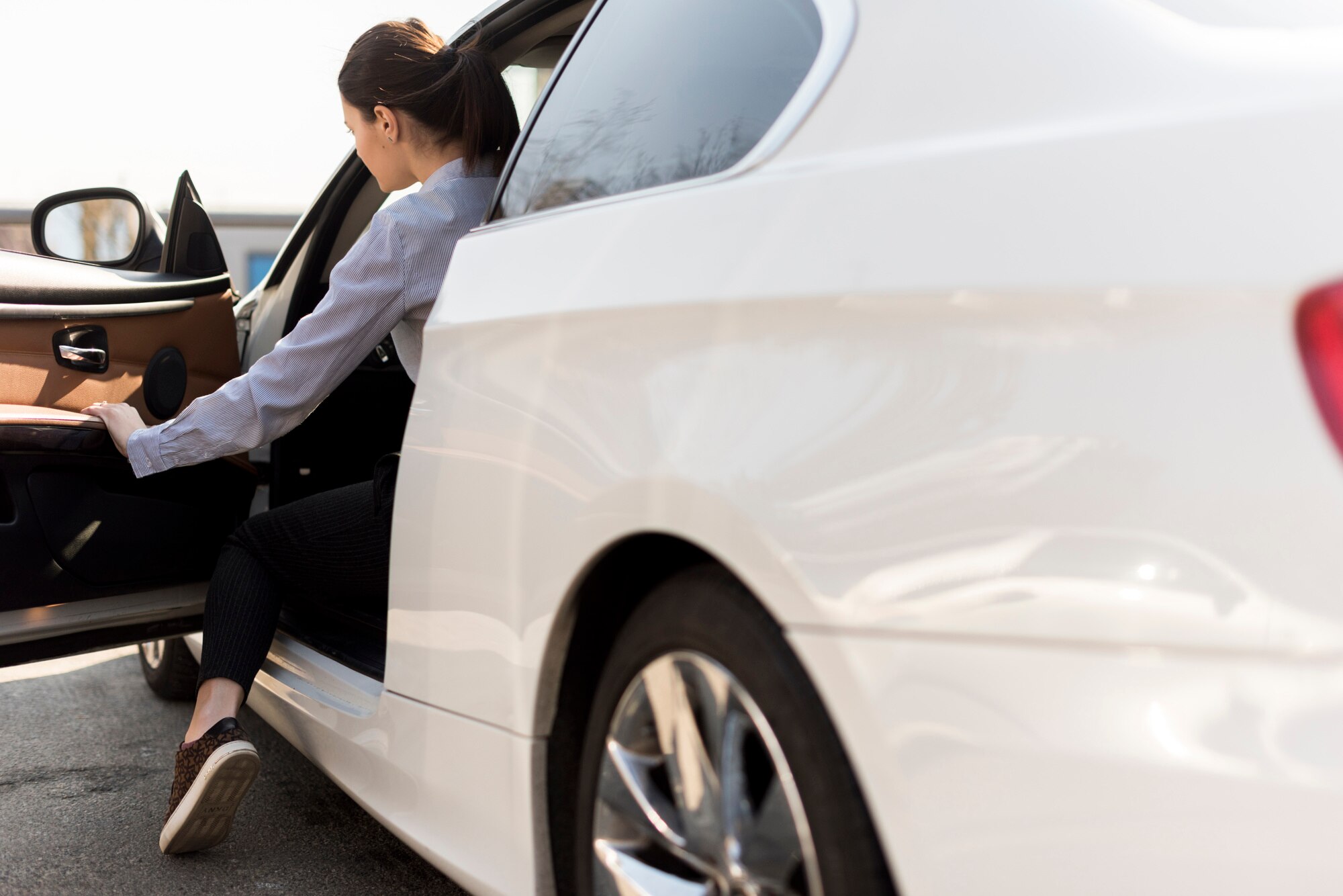 brunette-businesswoman-with-car-detail_23-2148142592